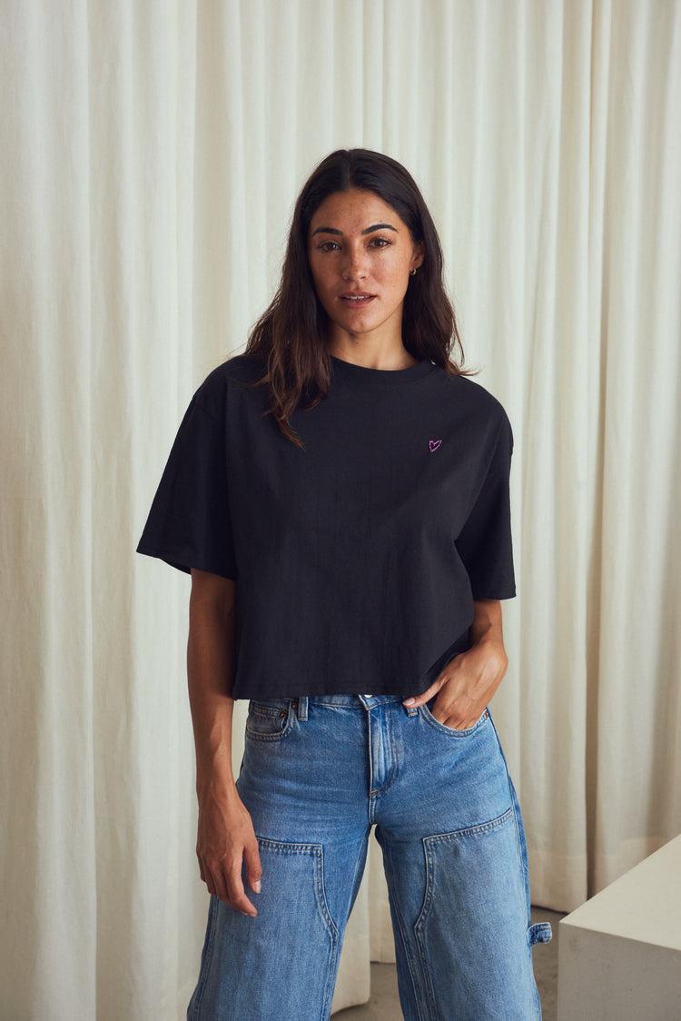 Camille L.A. Black Heart Tee Venta caliente