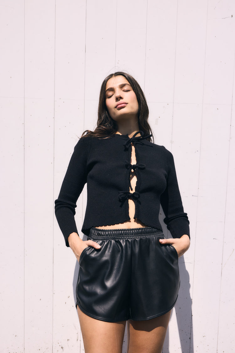 Camille Vienna Vegan Leather Black Short En oferta