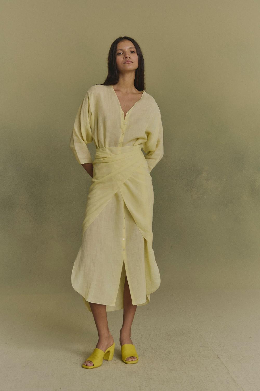 Cortana Tramonto vestido midi de ramio amarillo claro 2025