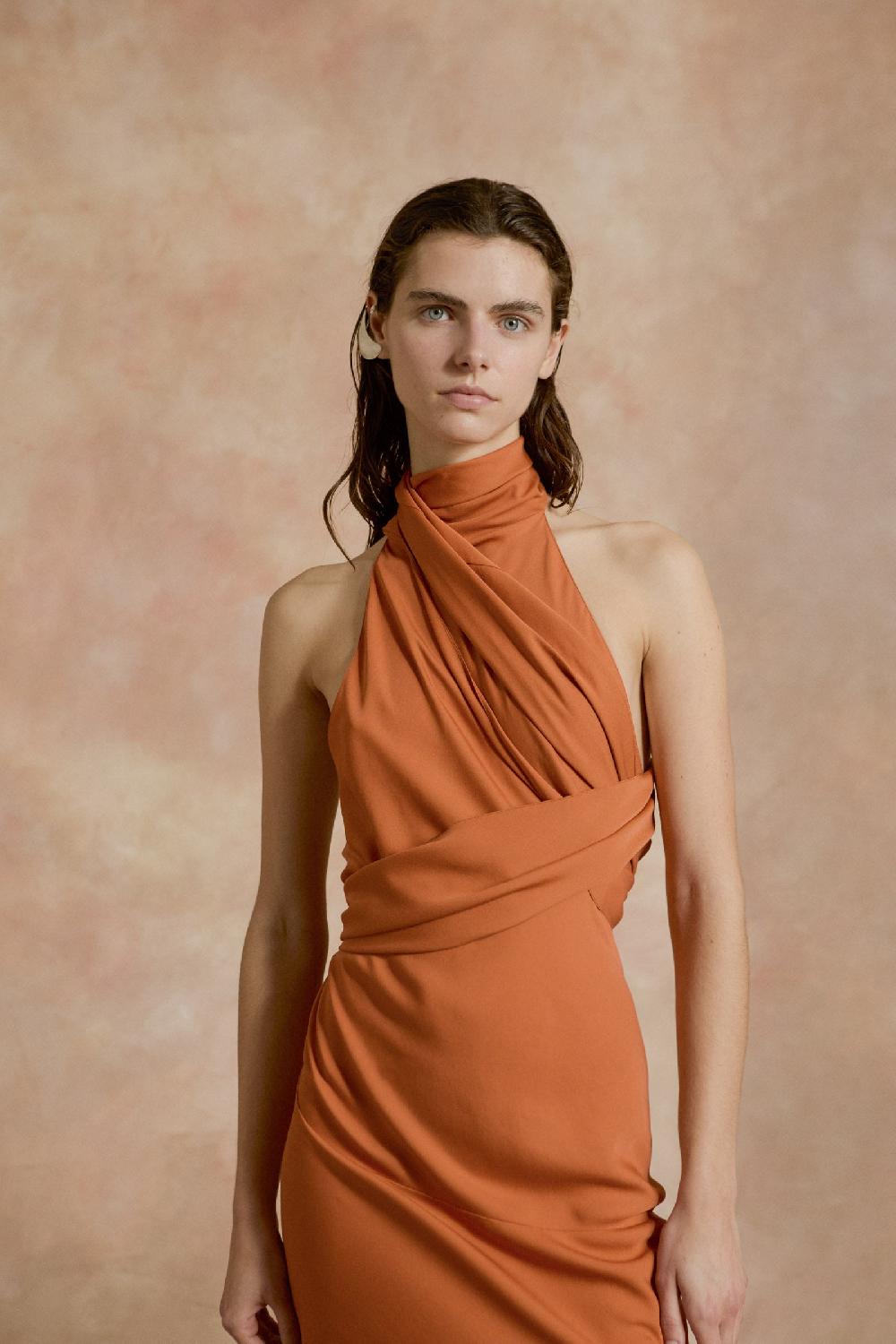 Cortana Irena vestido halter de crepe de seda naranja Mejor oferta
