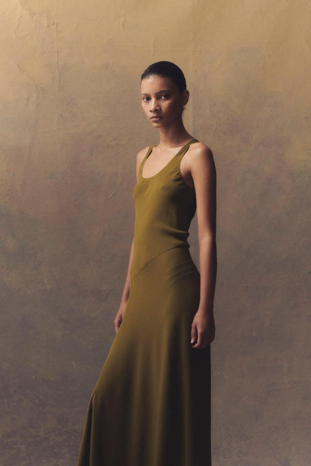 Cortana Georgia vestido largo en seda verde musgo Tienda de fábrica