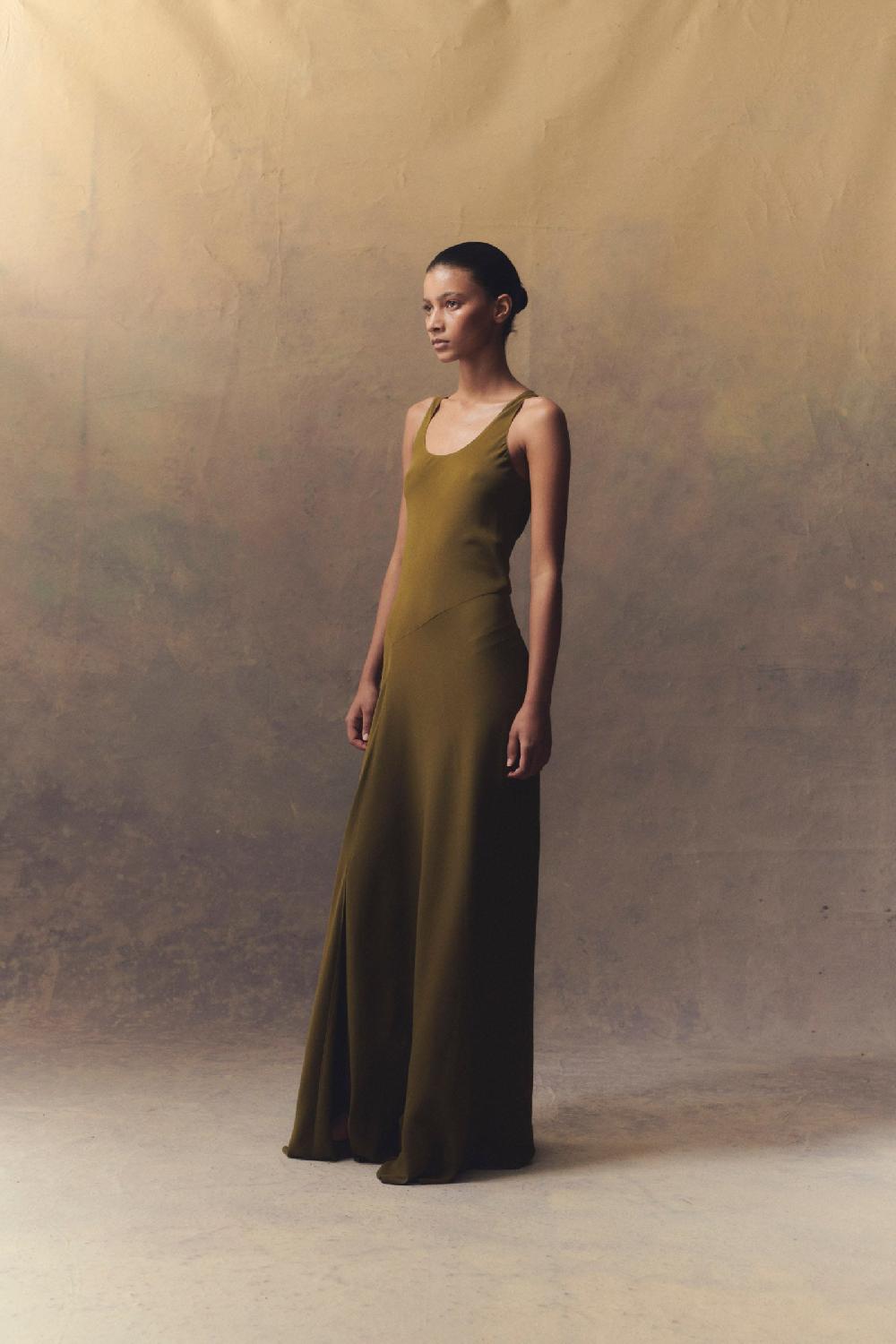 Cortana Georgia vestido largo en seda verde musgo Tienda de fábrica