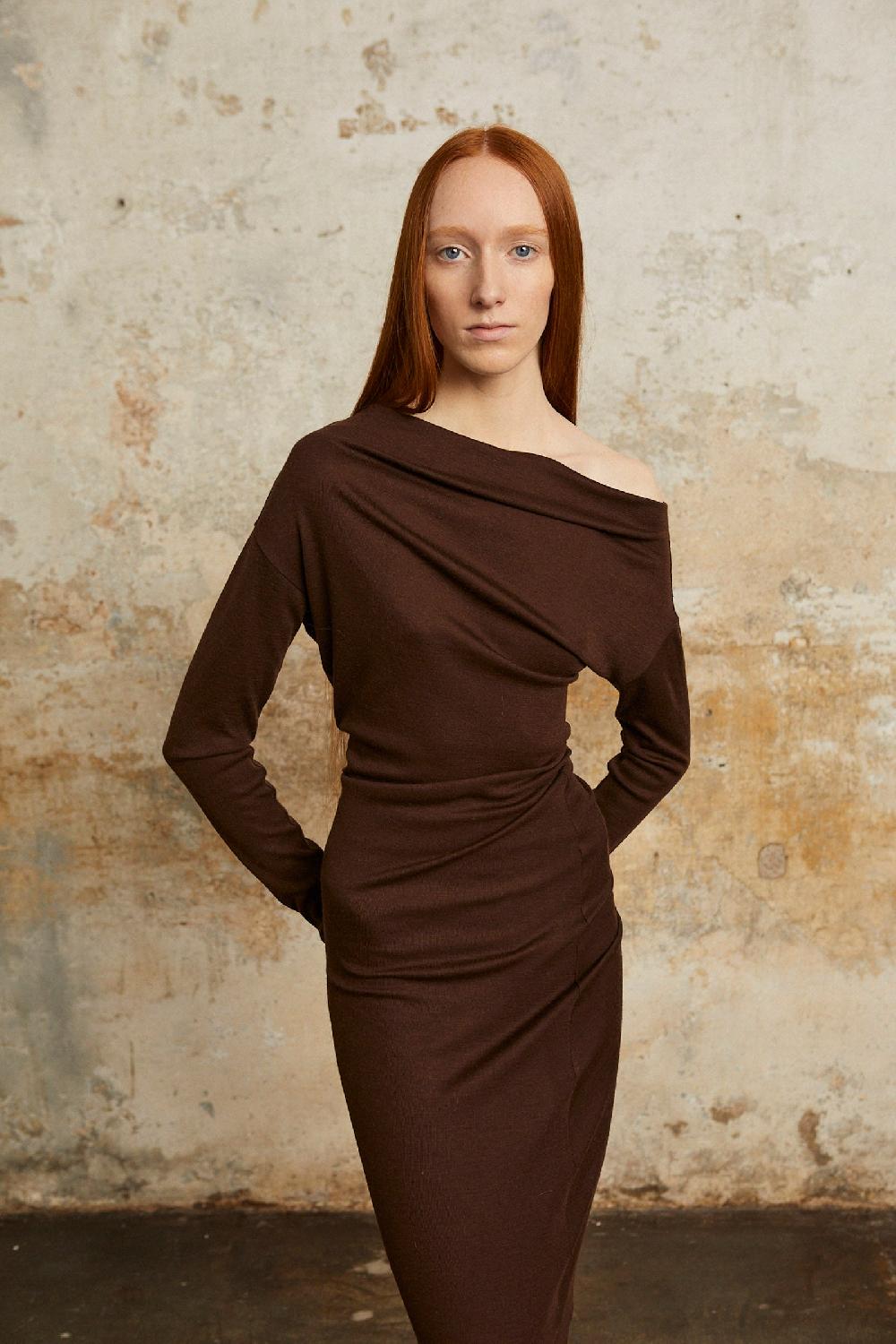 Cortana Genie vestido con cuello barco caoba Tienda