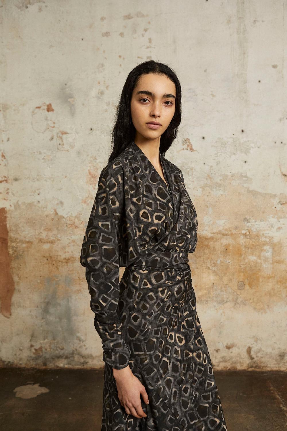 Cortana Irma vestido largo en seda yasu print Tienda