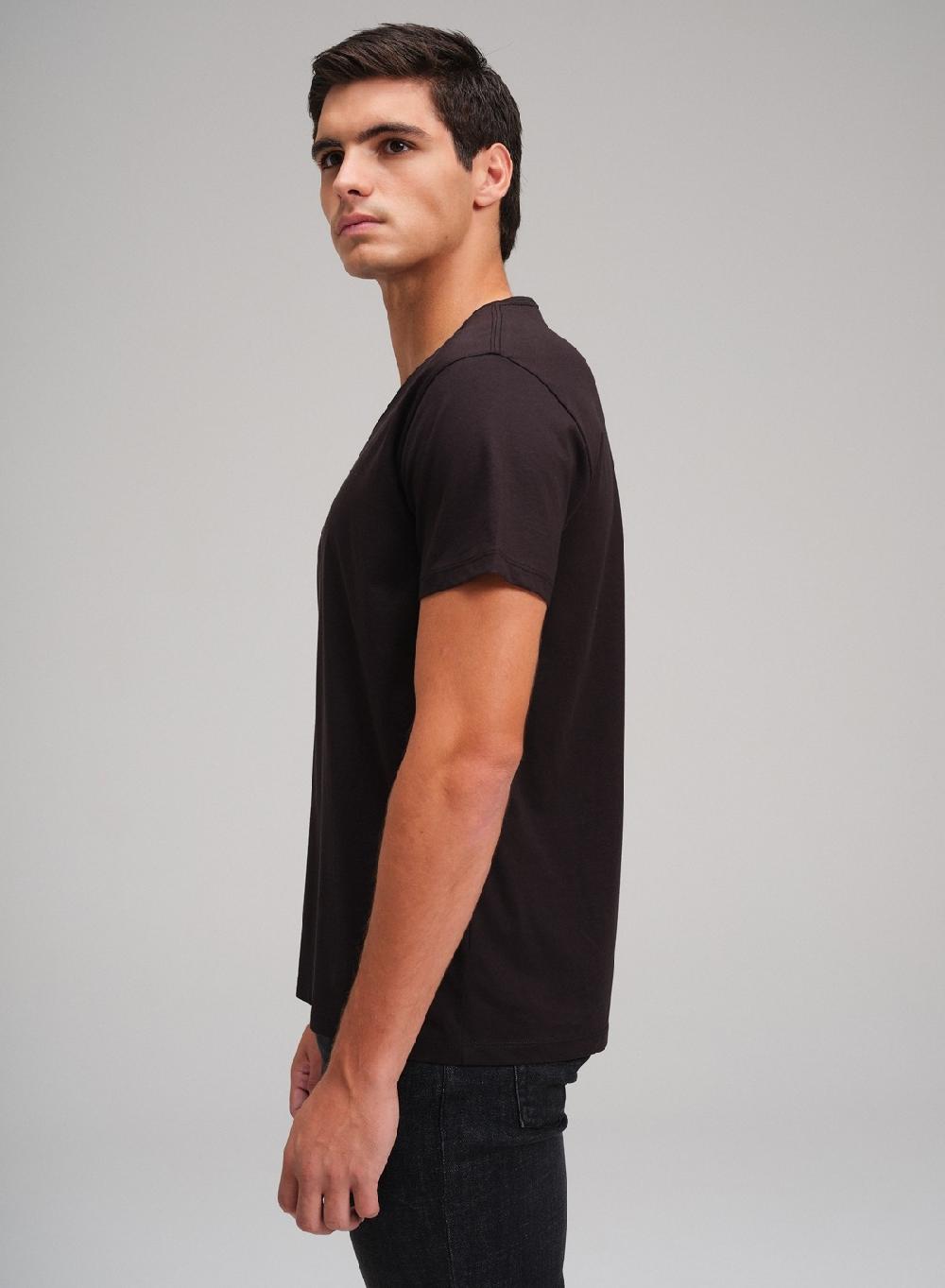 Etiqueta negra Remera luxury cuello V Promoción trimestral
