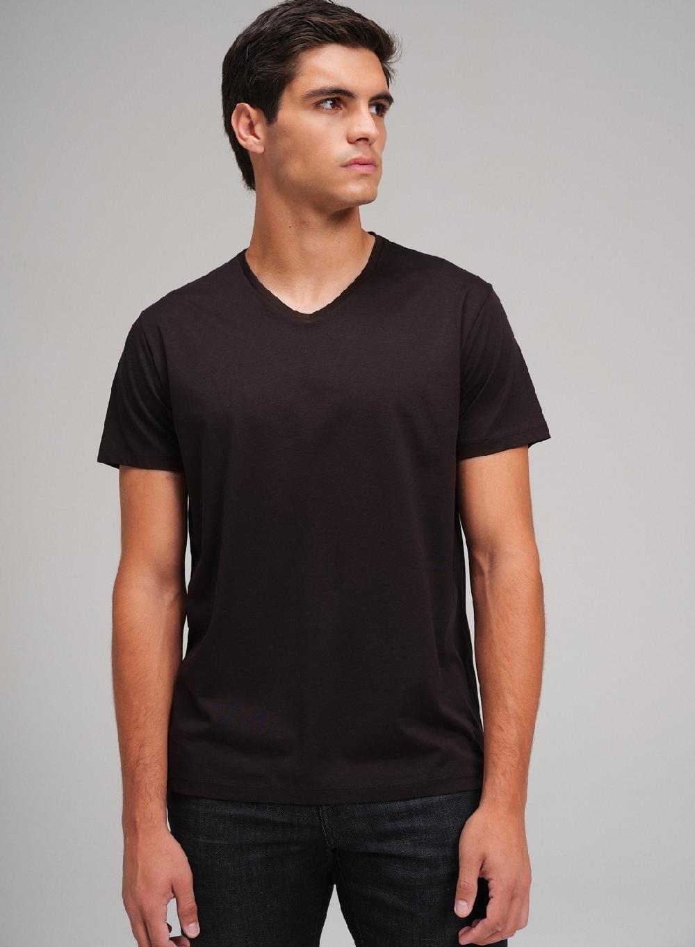 Etiqueta negra Remera luxury cuello V Promoción trimestral