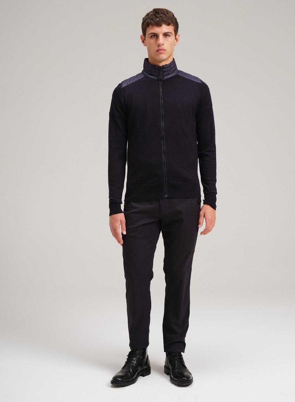 Etiqueta negra Campera con cierre hombreras merino 2025
