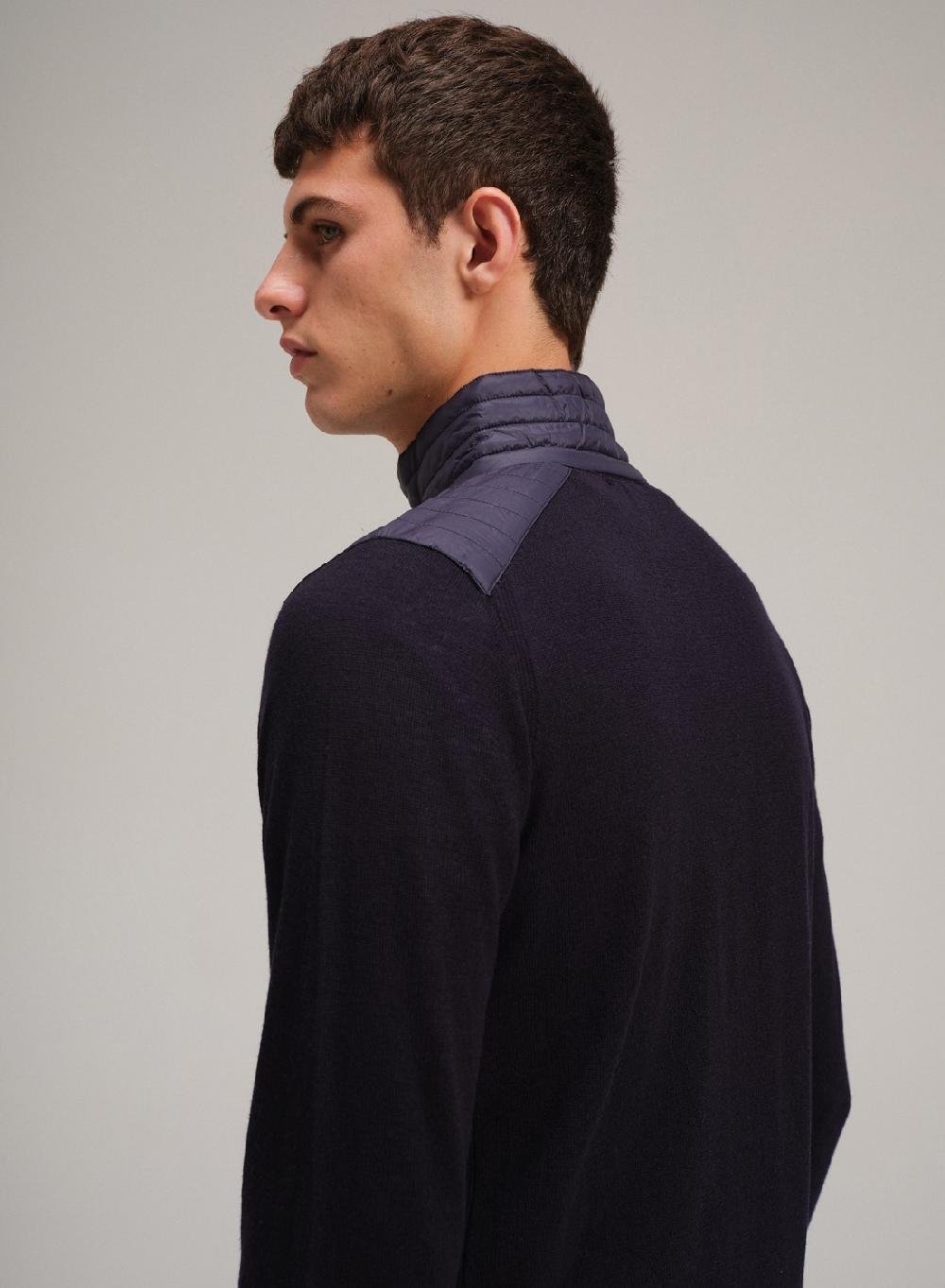 Etiqueta negra Campera con cierre hombreras merino 2025