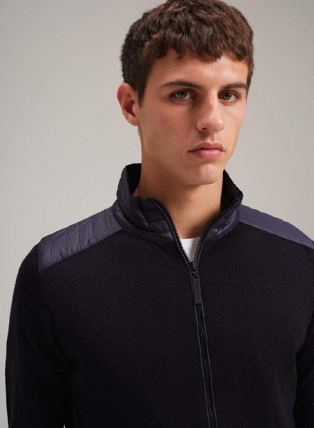 Etiqueta negra Campera con cierre hombreras merino 2025