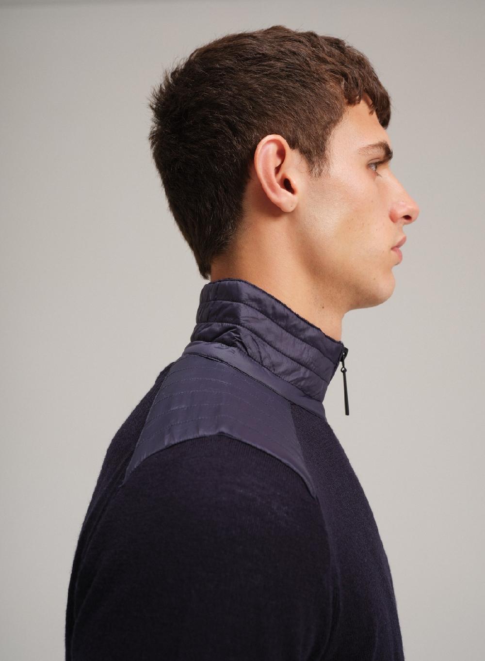 Etiqueta negra Campera con cierre hombreras merino 2025