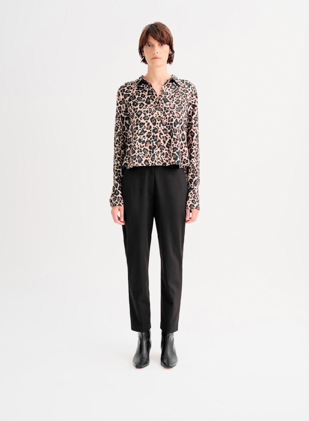 Etiqueta negra Camisa clasica saten estampado Descuento por venta flash