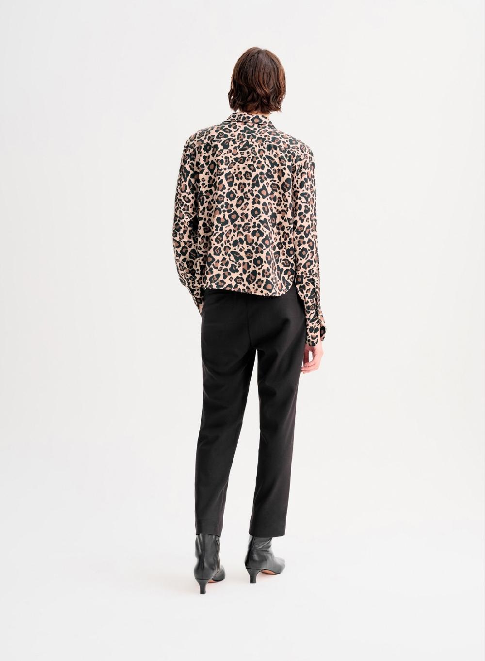 Etiqueta negra Camisa clasica saten estampado Descuento por venta flash