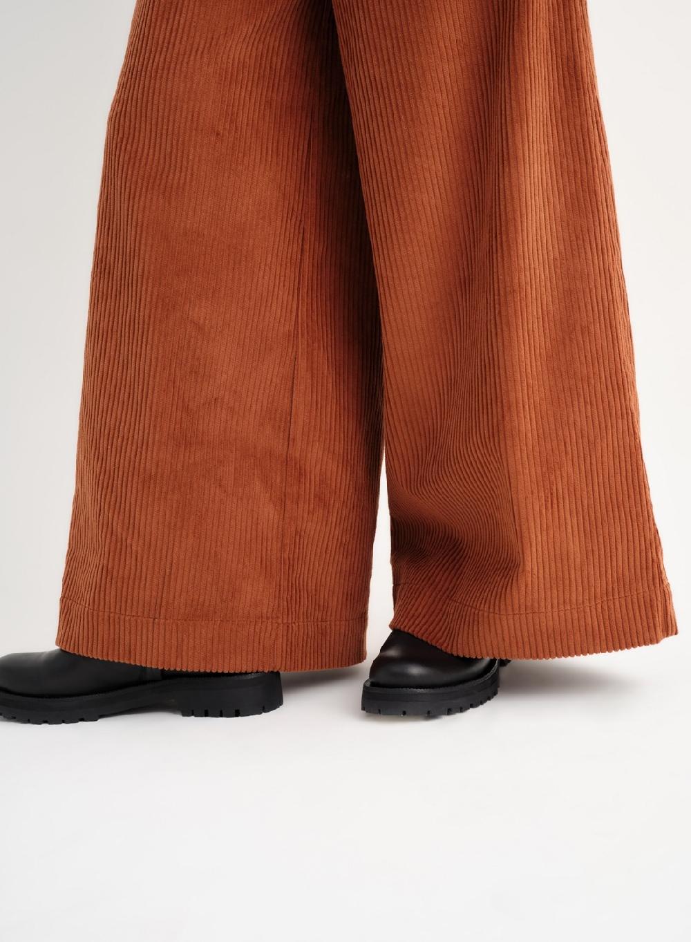 Etiqueta negra Pantalon ancho corderoy En oferta