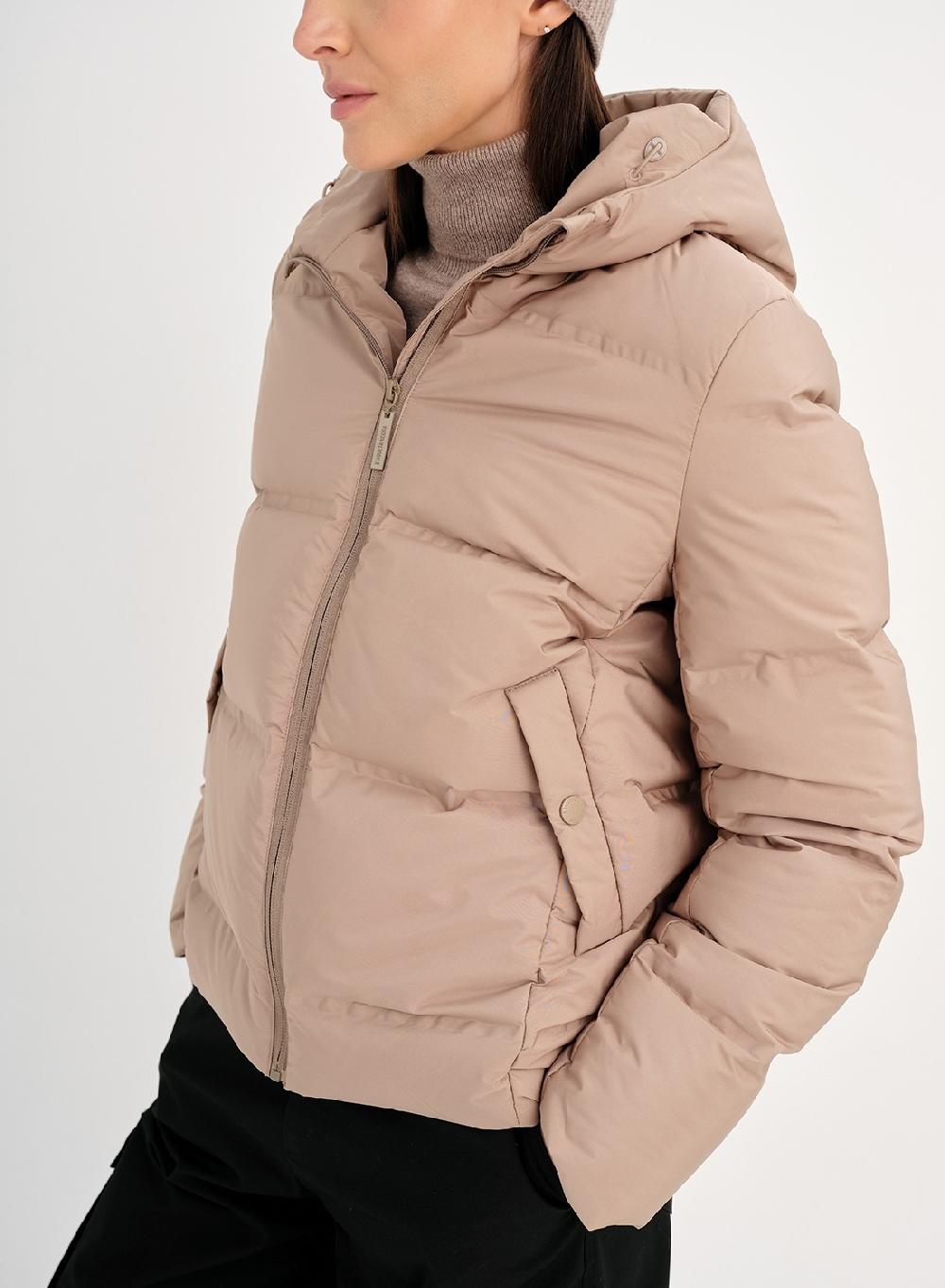 Etiqueta negra Campera corta pluma En línea