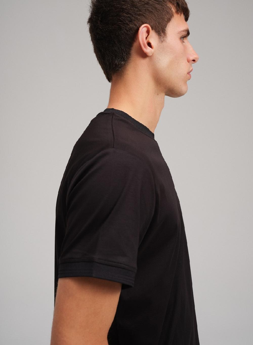 Etiqueta negra Remera cuello U algodon seda Tienda de fábrica