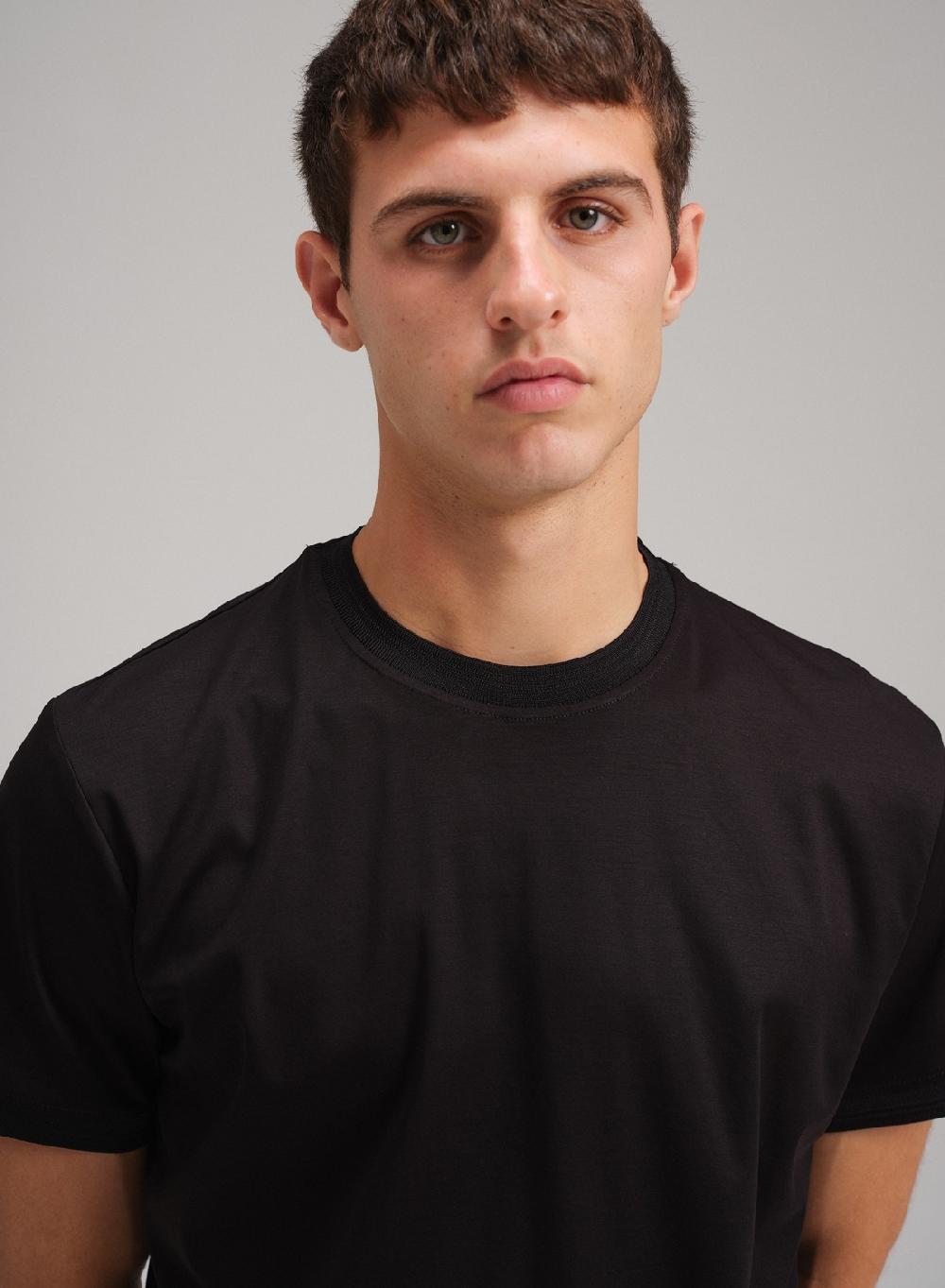 Etiqueta negra Remera cuello U algodon seda Tienda de fábrica