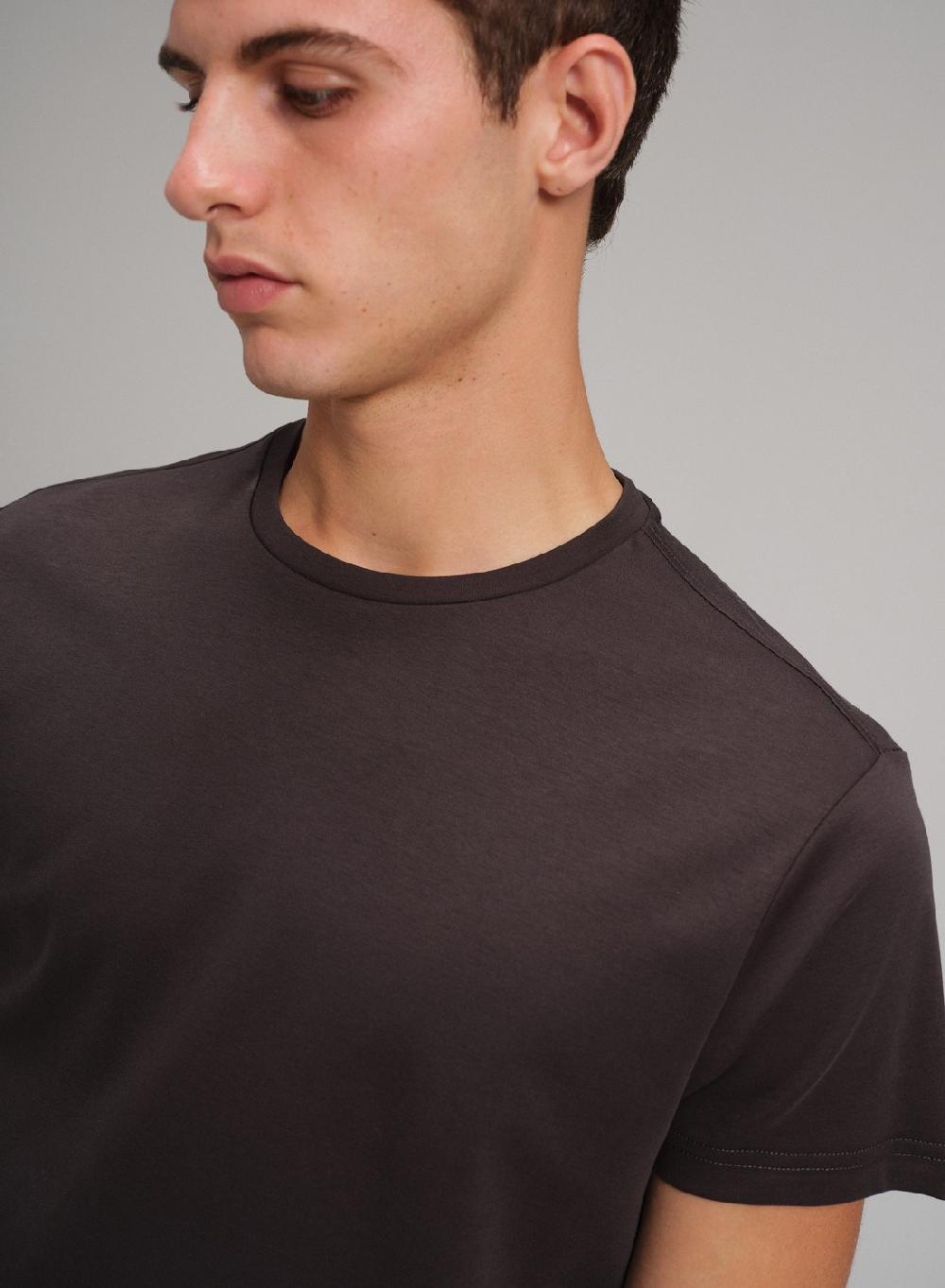 Etiqueta negra Remera cuello U liquid cotton Últimos 3 días