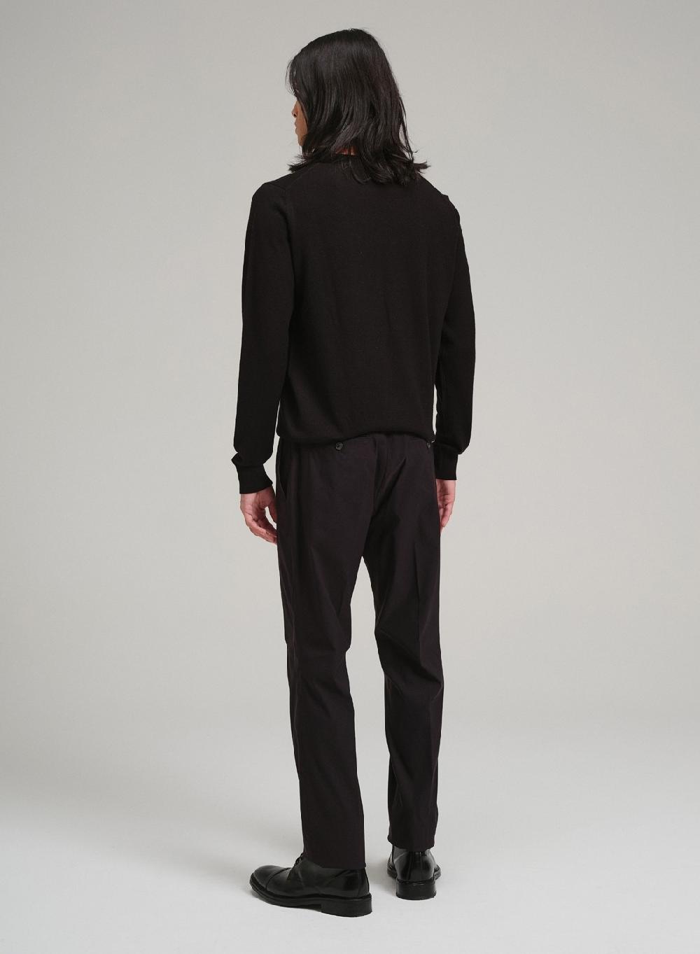 Etiqueta negra Sweater cuello U merino En oferta