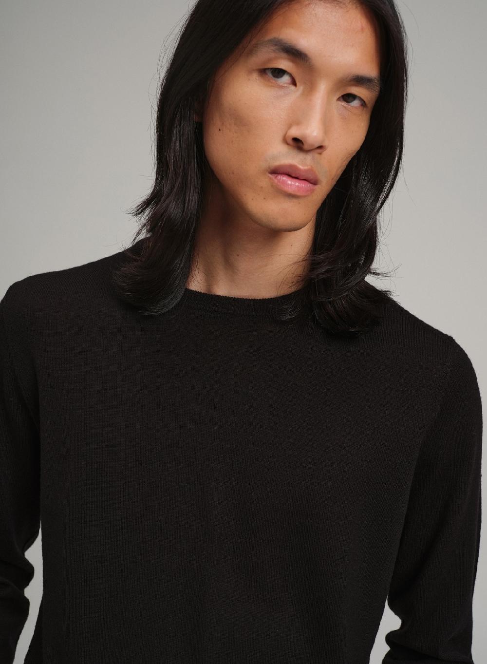 Etiqueta negra Sweater cuello U merino En oferta