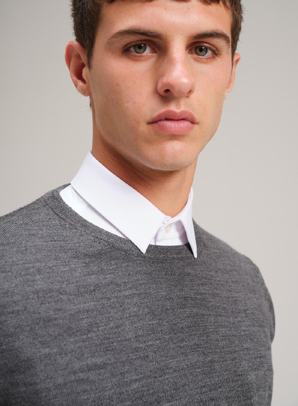 Etiqueta negra Sweater cuello U merino Libre de impuestos