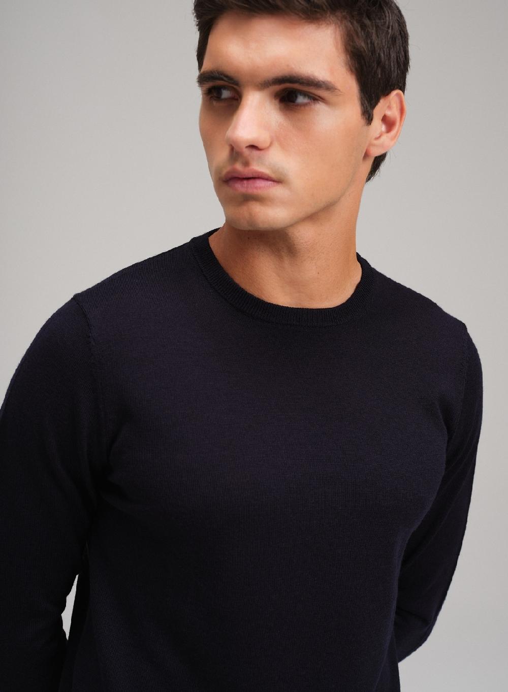 Etiqueta negra Sweater cuello U merino Descuentos del mes