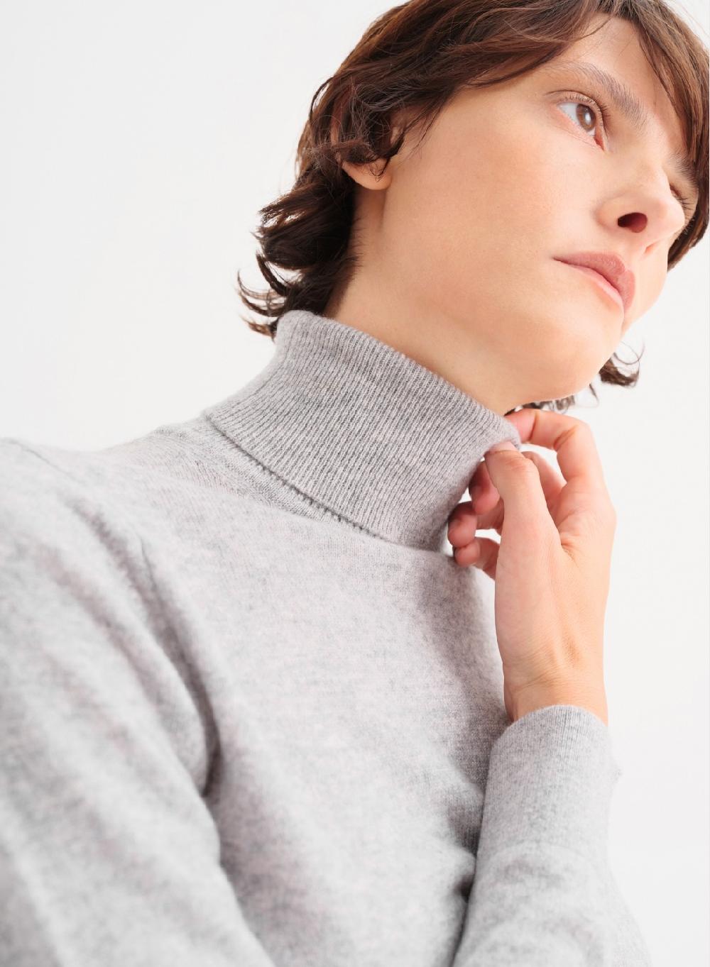 Etiqueta negra Polera tejida lana cashmere En oferta