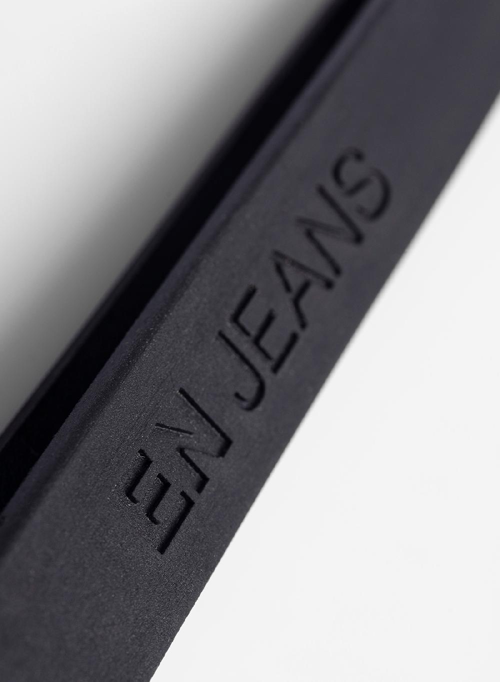 Etiqueta negra Llavero EN jeans Devoluciones gratuitas