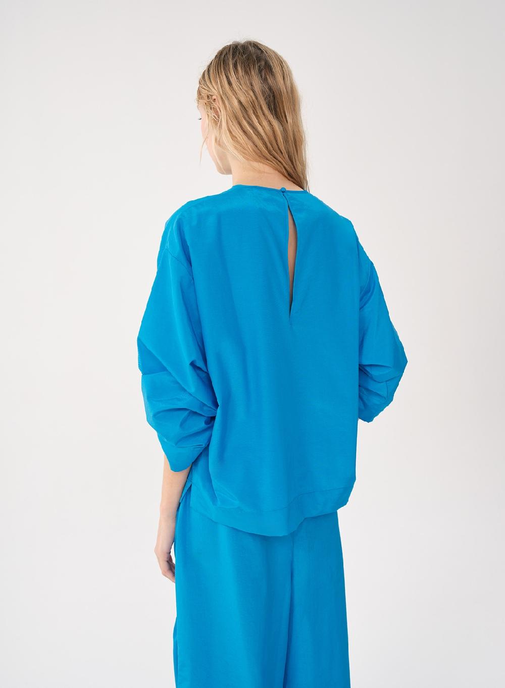 Etiqueta negra REMERA OVERSIZE FORMAL Precio de fábrica