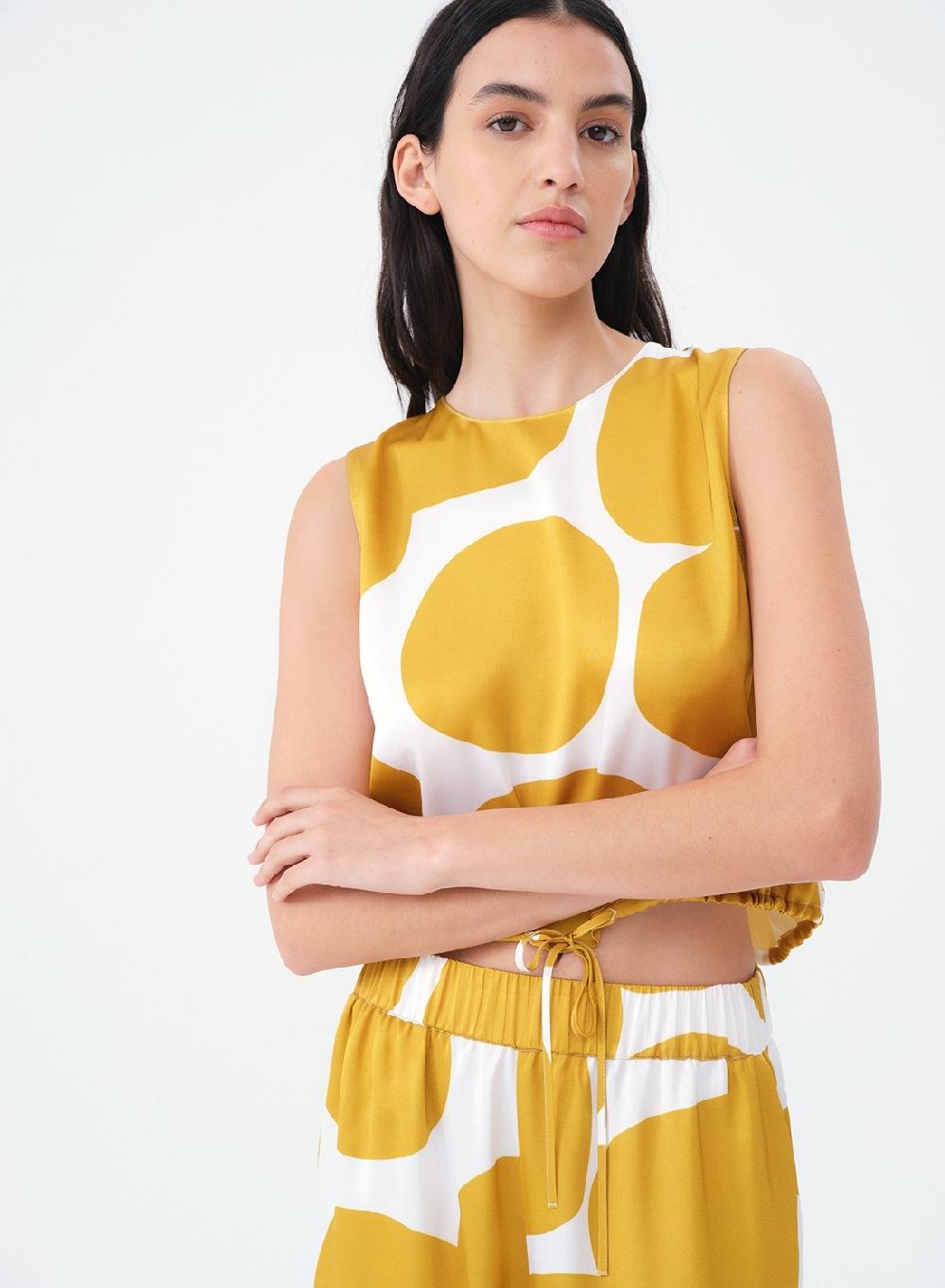 Etiqueta negra AMERICANA SATEN ESTAMPADO En oferta