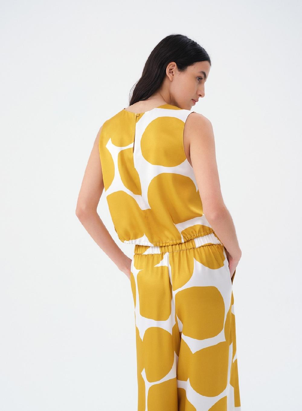 Etiqueta negra AMERICANA SATEN ESTAMPADO En oferta