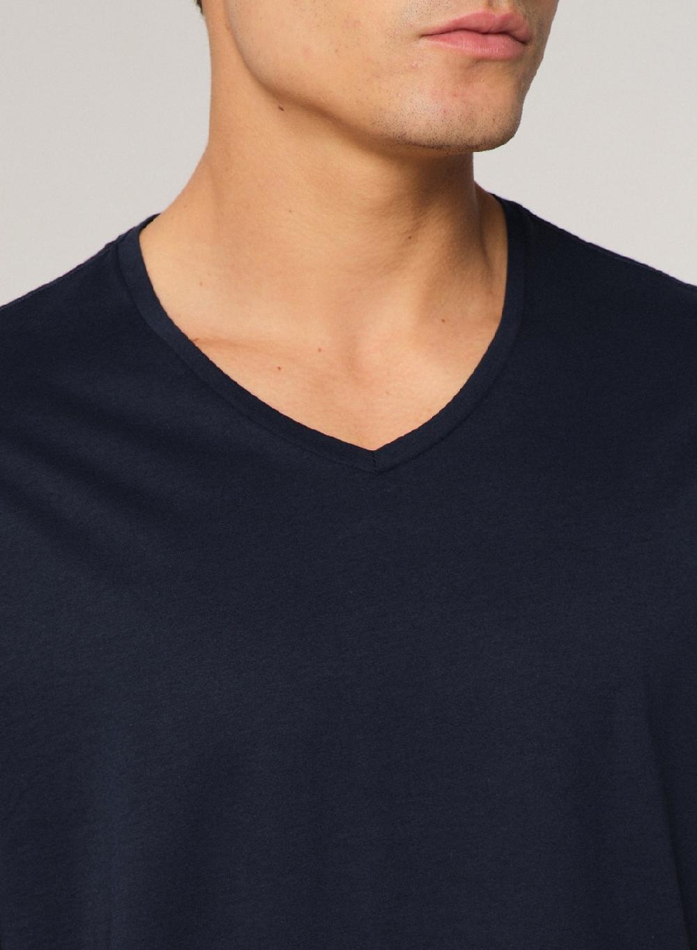 Etiqueta negra Remera luxury cuello V Solo hoy