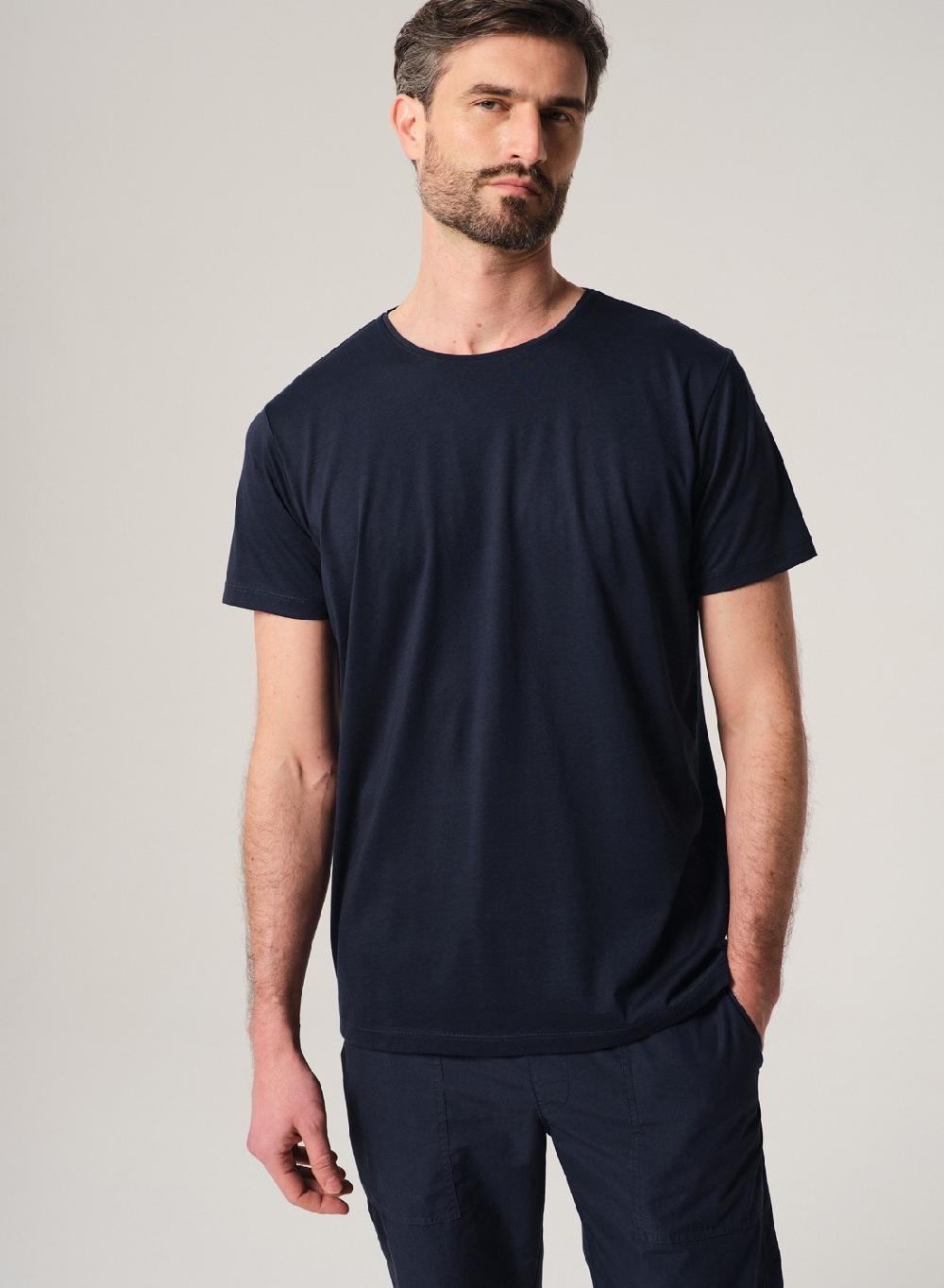 Etiqueta negra Remera luxury cuello U Superdescuento