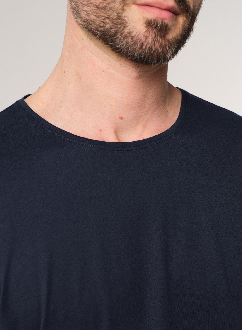 Etiqueta negra Remera luxury cuello U Superdescuento