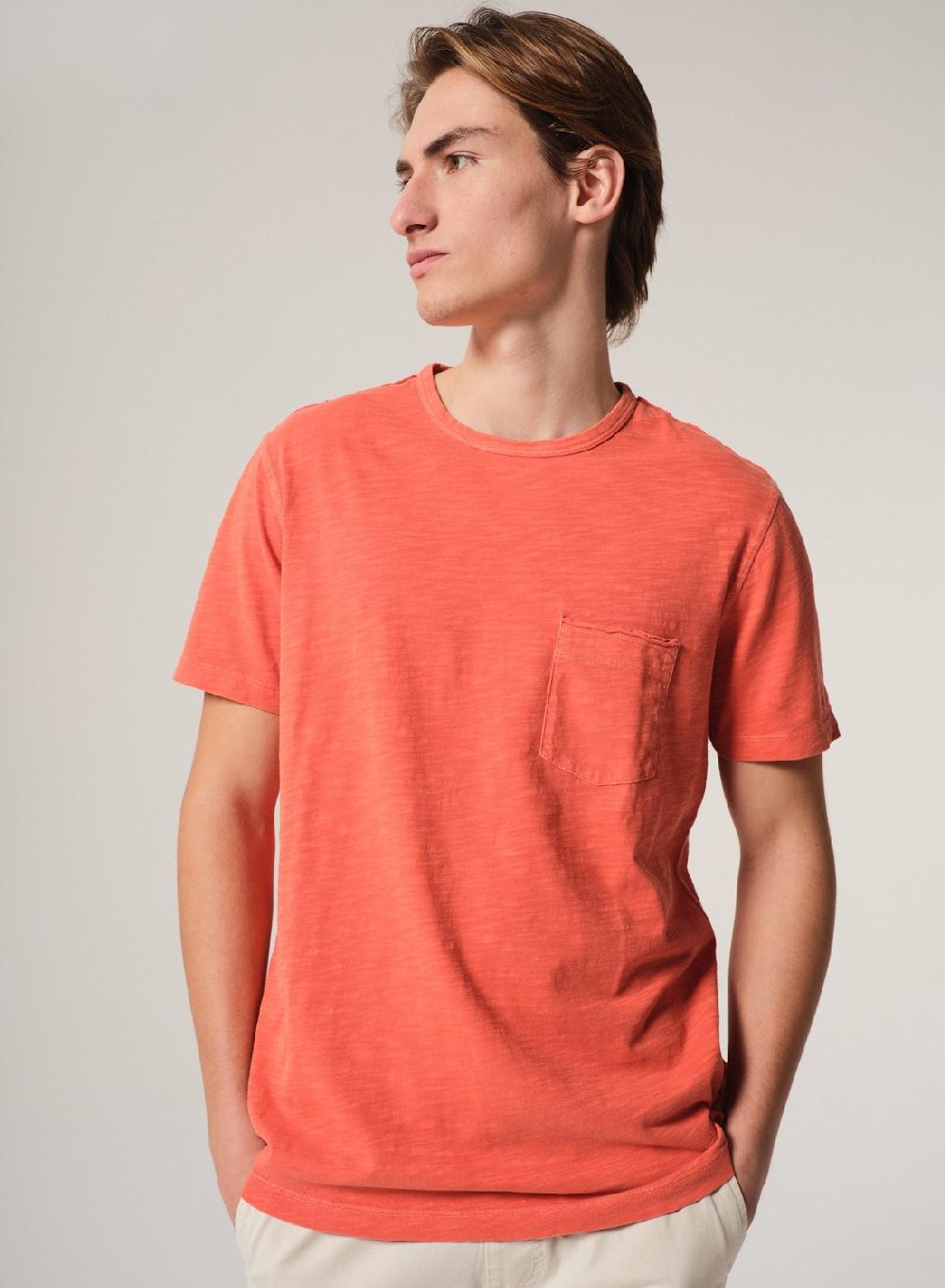 Etiqueta negra Remera cuello u flame con bolsillo pigment dye En oferta