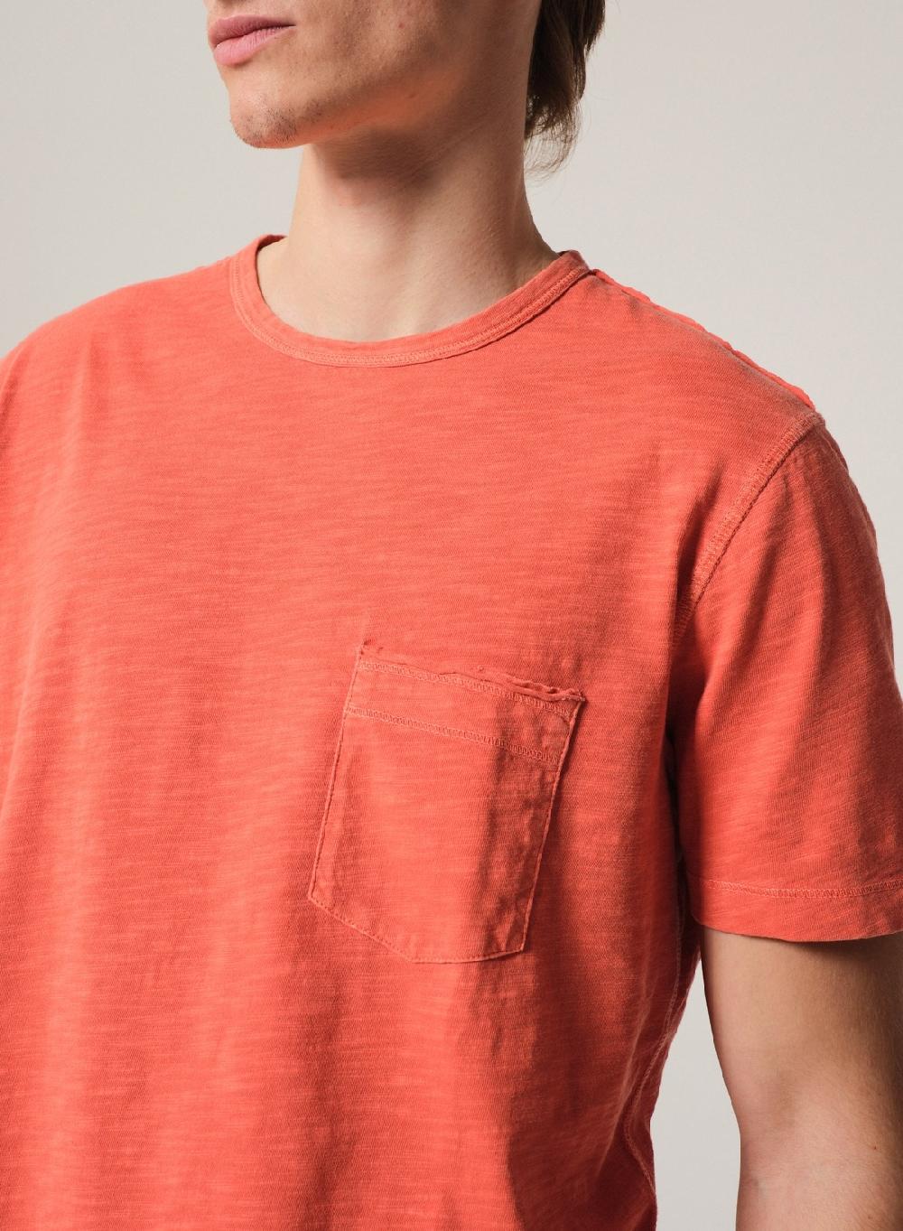 Etiqueta negra Remera cuello u flame con bolsillo pigment dye En oferta