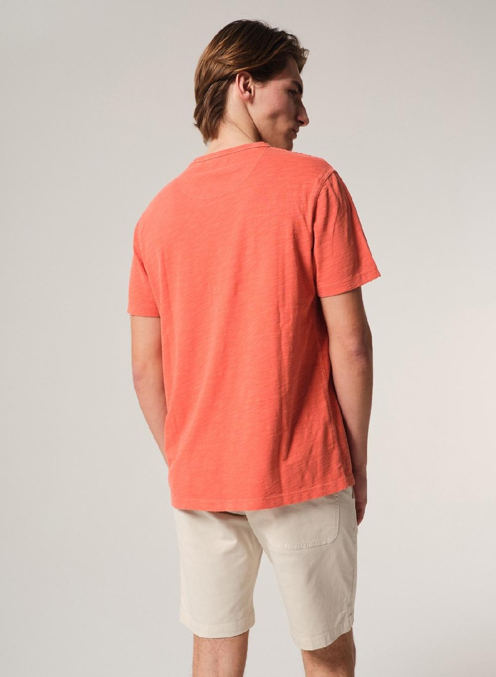 Etiqueta negra Remera cuello u flame con bolsillo pigment dye En oferta