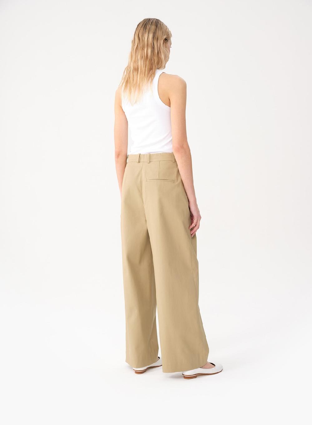 Etiqueta negra PANTALON PINZAS GABARDINA Solo hoy
