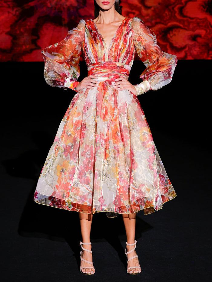 Hannibal laguna LOOK 10 Vestido KLEOFAS | Vestido en organza estampada en tonos cálidos con maxi mangas abullonadas y una falda midi con volumen Envío internacional gratuito