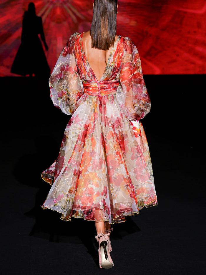 Hannibal laguna LOOK 10 Vestido KLEOFAS | Vestido en organza estampada en tonos cálidos con maxi mangas abullonadas y una falda midi con volumen Envío internacional gratuito