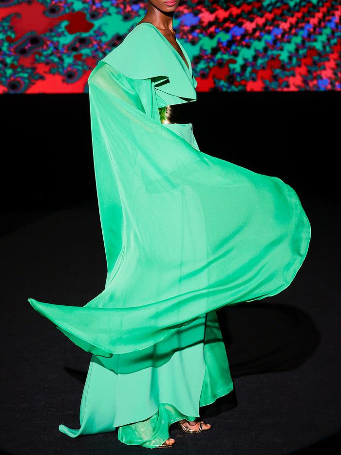 Hannibal laguna LOOK 21 Vestido KAPELIA | estido largo en crepe clorofila con escote V y maxi chal en gasa Solo hoy