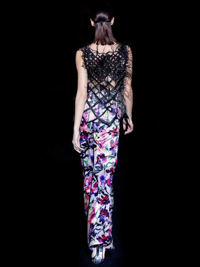 Hannibal laguna Look 7 CAPRIOLA y CHER | Blusa tul bordado y plumas y pantalón en satin estampado Ofertas de temporada