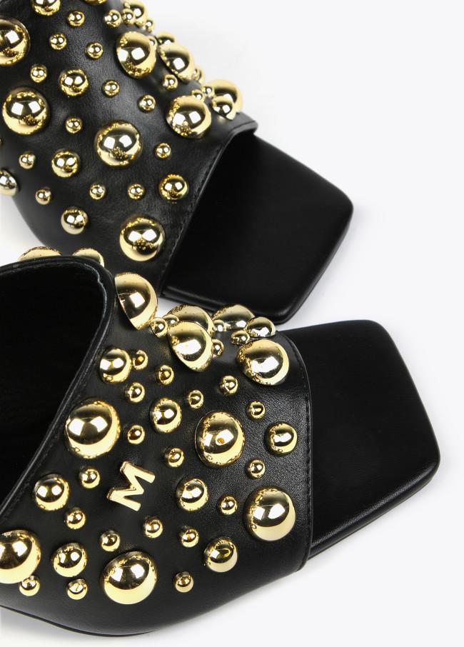 lola casademunt Zapato de tacón con detalles dorados Ahorra y exporta