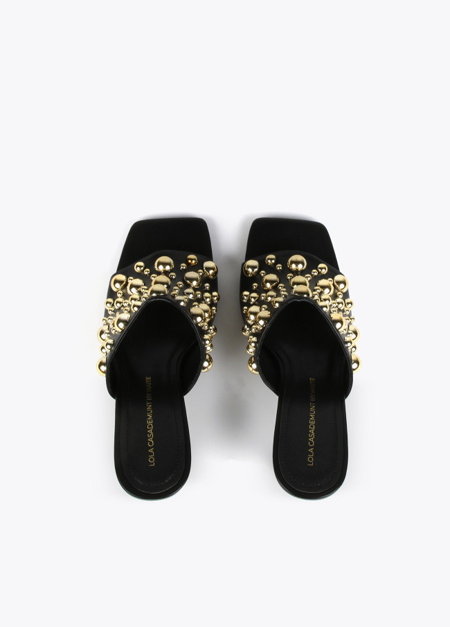 lola casademunt Zapato de tacón con detalles dorados Ahorra y exporta