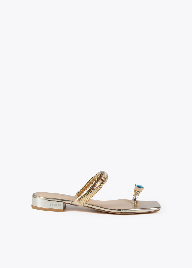 lola casademunt Sandalia dorado con anillo joya