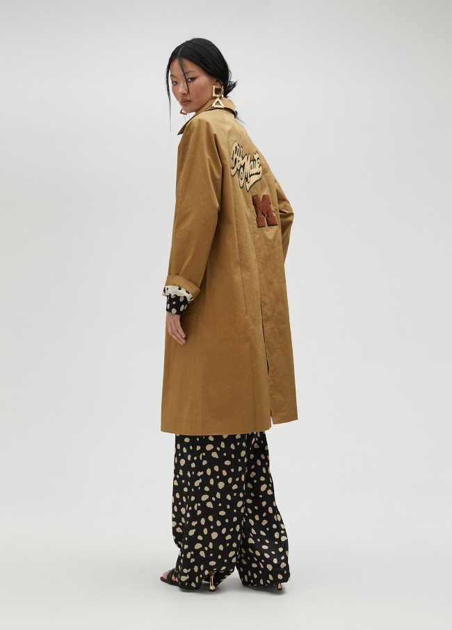 lola casademunt Trench color beige detalle parches Limitado a 3 días