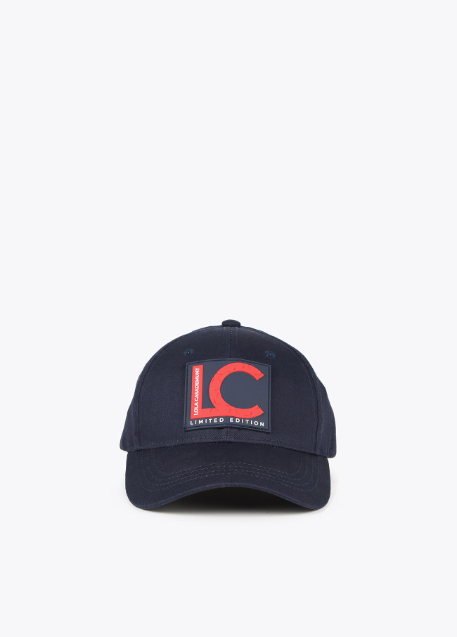 lola casademunt Gorra Lola Casademunt y Amercian Magic