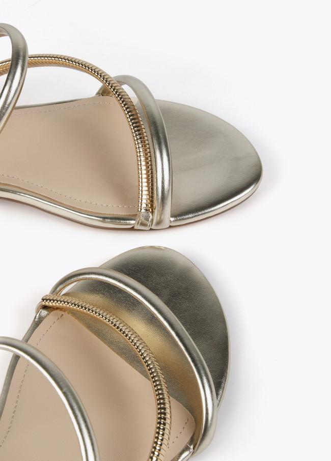 lola casademunt Sandalia plana tiras metalizadas y tacón dorado Tienda