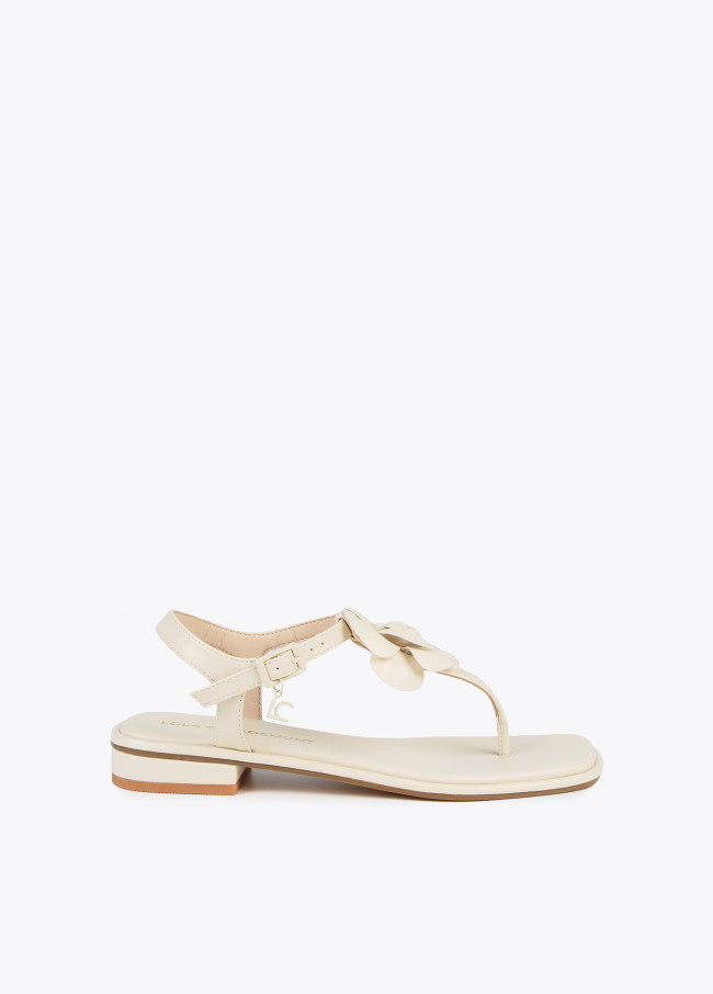 lola casademunt Sandalia con tira de dedo y detalle de flor