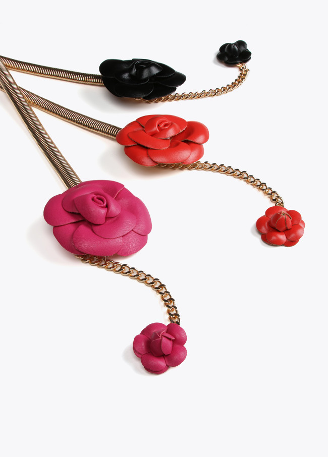 lola casademunt Cinturón metal elástico flores efecto piel 2025