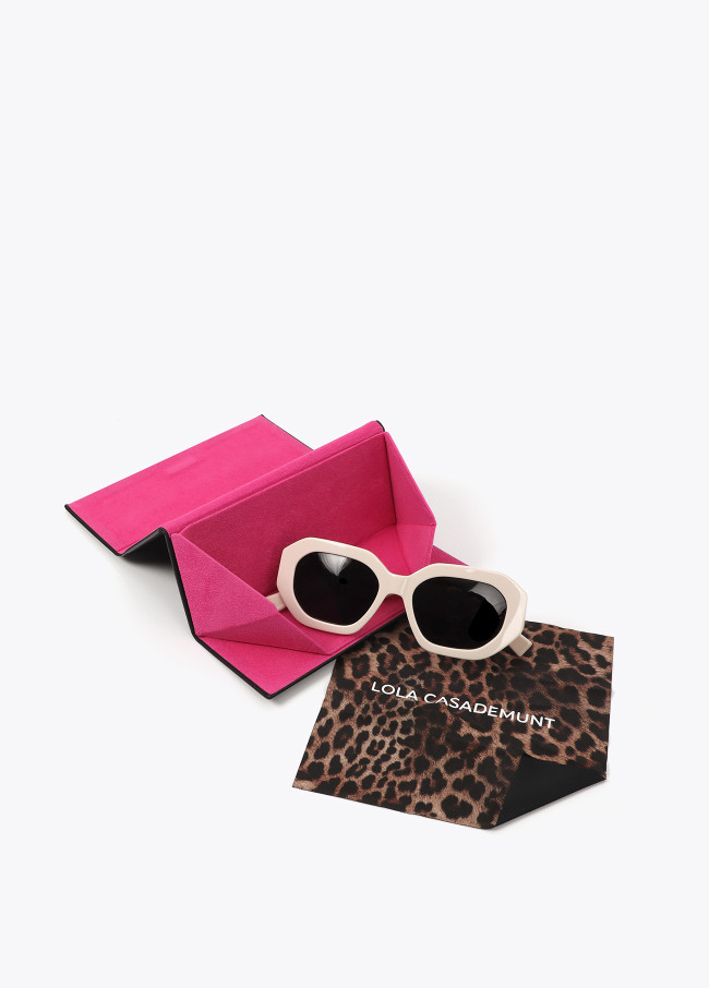 lola casademunt Gafa hexagonal detalle animal print COMPRAR AHORA